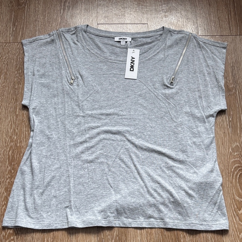 New! DKNY gray cotton blend zipper detail t shirt, Large